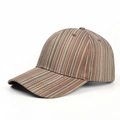 Dettaglio del cappellino in cotone a righe con quattro file di cuciture sul bordo - caffè