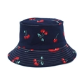 Dettaglio cappello a secchiello blu navy con stampa ciliegia e cuciture rinforzate - M (56-58cm) / Blu Navy Ciliegia