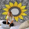 Arazzo da parete con girasoli gialli e sfondo floreale bianco e nero per la decorazione - 150x130cm / US 1