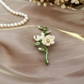 Spilla vintage camelia in smalto con perle d'acqua dolce su elegante sfondo di seta - Pre-vendita