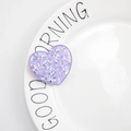 Detalle del soporte para móvil con forma de corazón lila y purpurina de estrellas - Morado
