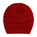 Dettaglio ravvicinato del cappello invernale rosso a maglia grossa con trama a coste - Rosso