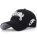 Berretto da baseball in cotone nero con ricamo 3D bianco 'Finally' e 'F' sul lato - Nero con ricamo bianco / Regolabile