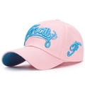 Cappellino da baseball rosa in cotone con ricamo Finally blu e visiera blu - Rosa Chiaro / Regolabile