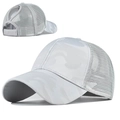 Dettaglio del cappello mimetico grigio con apertura per coda di cavallo e rete traspirante - Regolabile / Mimetico Grigio Coda di Cavallo