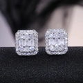 Funkelnde quadratische Cluster-Ohrstecker mit Baguette-Zirkonia in Silber-Finish - Weißgold
