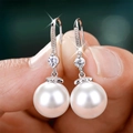 Eleganti orecchini di perle bianche con gancio in argento e dettagli in zirconi - Bianco