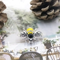 Vista detallada del broche de abeja con alas de cristal y abdomen de esmalte amarillo - Estilo Esmalte Amarillo Zirconia Negra Base Plateada