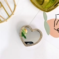 Dettaglio del supporto telefono a cuore con bordo in strass dorati e superficie a specchio - Cuore Piccolo / Oro