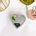 Dettaglio dello specchio per trucco a forma di cuore con doppia fila di strass - Cuore Grande / Argento