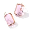 Detail von rosa Zirkonia-Ohrringen im Radiantschliff mit goldener Krallenfassung - Rosa
