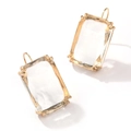Detalle de pendientes rectangulares de circonita con ganchos dorados y engaste de 4 garras - Transparente
