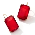 Nahaufnahme roter Edelsteinohrringe mit polierten Goldhaken im eleganten Vintage-Stil - Rot