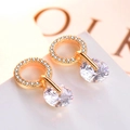 Elegantes pendientes largos dorados con cristales de circonita redondos - Dorado