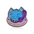 Spilla in smalto di gatto blu con telefono viola e striscione End Catcalling - Gatto del Telefono Blu
