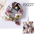 Elegante foulard in seta con motivi di cavalli e stemmi in rosa, nero e beige - 50*50CM / FX-227 Stampa equestre rosa