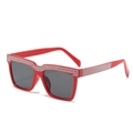 Oversize rote quadratische Sonnenbrille mit silbernen Strasssteinen und grauen Gläsern - Roter Rahmen Dunkelgraue Gläser