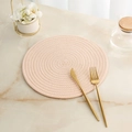 Set de table rond en corde de coton rose clair tressé à la main sur table en marbre - Beige