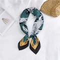 Foulard quadrato in seta con motivi paisley verde scuro e zenzero annodato - 34 Lettera Floreale Verde