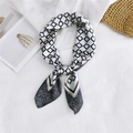 Elegante foulard in seta con motivi geometrici G neri su base di raso bianco - 29G Bianco
