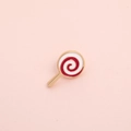 Detalle macro de un broche de esmalte de piruleta con diseño de espiral roja y blanca - Estilo Piruleta (WY0333)