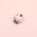 Primer plano detallado de un broche de esmalte de cupcake sobre fondo rosa suave - Estilo Cupcake (WY0331)