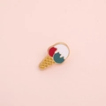 Detalle de broche de esmalte con forma de helado y borde dorado sobre fondo rosa - Estilo Cono de Helado (WY0334)