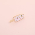 Detalle de un broche de esmalte con forma de helado blanco y puntos de colores - Estilo Polo (XZ0118)