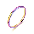 Dettaglio macro di un anello in acciaio inossidabile con sfumatura arcobaleno - US 5 / 2mm di larghezza