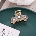 Pinza de pelo vintage en metal dorado con tres flores de esmalte gris y perlas centrales - Gris