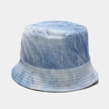 Detailansicht der hellblau melierten Cordstruktur an einem modischen Schlapphut - M (56-58cm) / Grobstrick Hellblau Tie-Dye