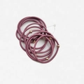 Dettaglio di elastici per capelli viola con perline dorate su sfondo bianco minimale - Viola