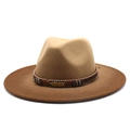 Fedora Hut im britischen Stil aus braunem Filz mit Perlenband und goldener Federnadel - M (56-58cm) / Braun (Zweifarbig)