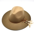 Khakifarbener Wollfilzhut mit breiter Krempe und Dekoration aus Federn und Perlen - M (56-58cm) / Khaki