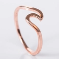 Anello minimalista a forma di onda in acciaio al titanio color oro rosa elegante - US 7 / Oro rosa
