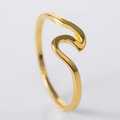 Anello ondulato in acciaio inossidabile dorato con un design creativo e minimalista - US 7 / Oro
