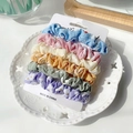 Lot de six chouchous en satin colorés avec motifs floraux et unis assortis - Ensemble de 6 pièces / Fleurs Plissées