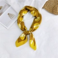 Elegante foulard in seta giallo senape con motivi geometrici e finitura satinata - 24 Cerchio Giallo