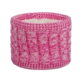 Detail eines rosa Baby-Strickschals mit dickem weißem Fleecefutter und Zopfmuster-Struktur - Halswärmer / Rosarot Weiß Gemischt