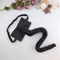 Accessorio per cosplay con coda di peluche nera e cinturino elastico per adulti - Coda di peluche nera da 65cm (Base in feltro)