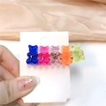 Dettaglio di cinque fermagli per capelli a forma di orsetto colorato su cartoncino bianco - Colori Vivaci