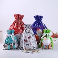 Détail de sacs cadeaux de Noël avec cordons et motifs festifs en film laser coloré - 5 Designs 6pcs Chaque (Lot de 30)