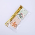 Dettagli di lacci dorati e targhette natalizie con omino di pan di zenzero e calze - Set da 30 (con lacci)