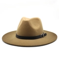 Klassischer khakifarbener Wollfilzhut mit schwarzem Lederband und silberner Schnalle auf Weiß - M(56-58cm) / Khaki
