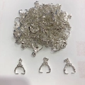 Primer plano de cierres de plata para colgantes y creación de joyas DIY sobre fondo blanco - Plateado