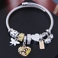 Silbernes Stahldraht-Armband mit Schmetterlings- und Herzanhängern auf Schmuckschatulle - Gelber Kristall Gänseblümchen / Gelb