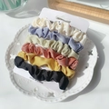 Lot de 6 chouchous en satin noir jaune moutarde et tons pastels sur carte blanche - Ensemble de 6 pièces / Satin Couleur Unie