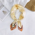 Elegante foulard in seta dorata con stampa di personaggi e motivo a quadri arancione - 26 Bordo Linea Dorata