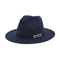 Détail d'un chapeau en laine bleu marine avec ruban en cuir noir et boucle en U dorée - M (56-58cm) / Bleu marine