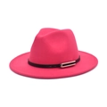 Détail du chapeau fedora en laine rose avec ruban en similicuir noir et boucle dorée - M (56-58cm) / Rose rouge